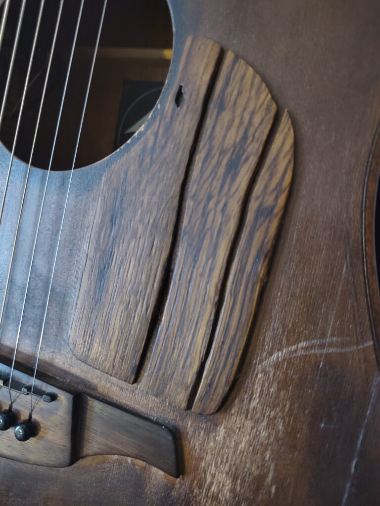 zoom sur le pick guard custom